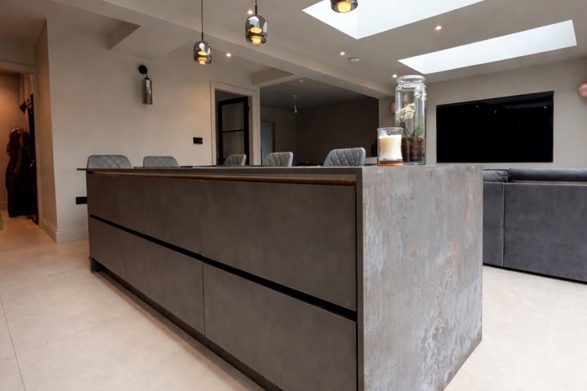 Industrial-style kitchen with concrete-effect island